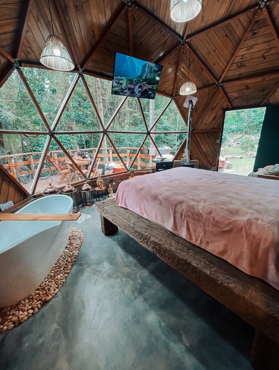 Viva dias de descanso e tranquilidade em nosso domo geodésico, localizado em meio à natureza da